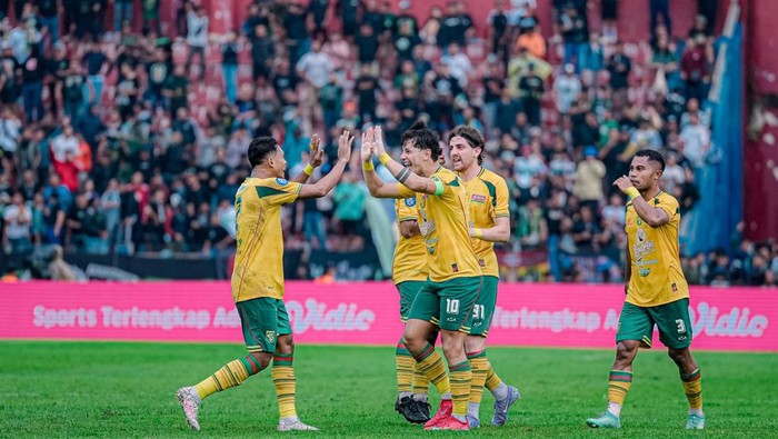 Bruno Moreira melakukan selebrasi usai mencetak gol ke gawang Persik