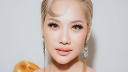 Kilau BCL dengan Dress Emas