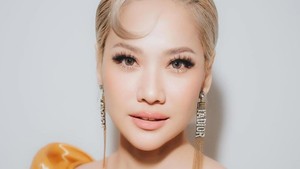 Warna menyala dari dress itu begitu indah berpadu dengan rambut blonde Bunga Citra Lestari. Foto: Instagram Bunga Citra Lestari