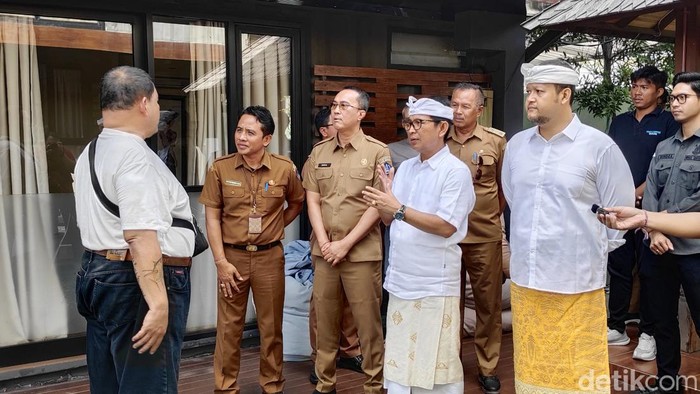 Bupati Badung I Wayan Adi Arnawa bersama Wakil Bupati I Bagus Alit Sucipta dan jajaran saat sidak di beberapa guest house di Kuta Utara, Senin (5/5/2025). (Foto: Agus Eka/detikBali)