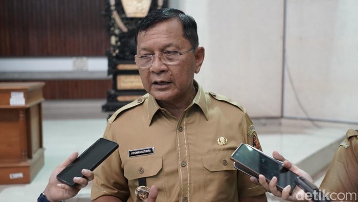 Bupati Buleleng I Nyoman Sutjidra saat ditemui usai pemaparan Rancangan Awal RPJMD Kabupaten Buleleng tahun 2025-2029 di Ruang Rapat Gabungan DPRD Buleleng, Senin (5/5/2025).