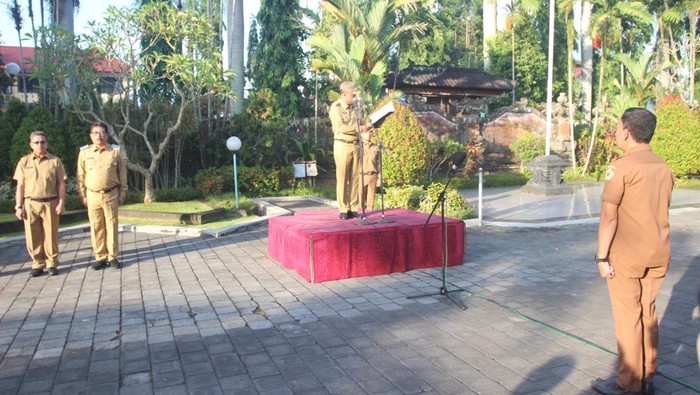 Bupati Gianyar, I Made Agus Mahayastra, memimpin apel pagi di halaman kantornya, Senin (5/5/2025). (Dok. Pemkab Gianyar)