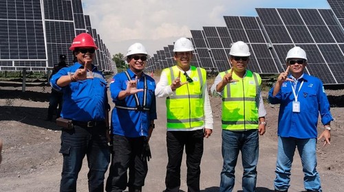 Bupati Karangasem, I Gusti Putu Parwata, bersama wakilnya, Pandu Prapanca Lagosa, meninjau proyek PLTS di Banjar Dinas Dharma Winangun, Desa Tianyar, Kecamatan Kubu, Karangasem, Minggu (4/5/2025). (Dok. Prokopim Karangasem)