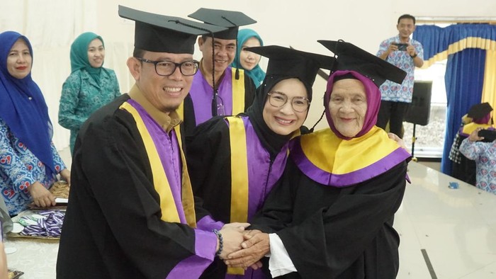 Bupati Ogan Komering Ulu I Teddy Meilwansyah melakukan wisuda 75 Program Sekolah Lansia yang digagas DPPKB OKU