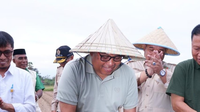 Bupati Takalar Mohammad Firdaus saat melakukan penanaman jagung. Dokumen Istimewa
