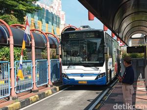 Menjajal Naik-Turun TransJakarta di Tengah Tol