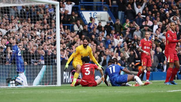 Chelsea vs Liverpool Soccer Football - Premier League - Chelsea v Liverpool - Stamford Bridge, London, Britain - May 4, 2025 Liverpool's Jarell Quansah (not pictured) scores an own goal and Chelsea's second Action Images via Reuters/John Sibley EDITORIAL USE ONLY. NO USE WITH UNAUTHORIZED AUDIO, VIDEO, DATA, FIXTURE LISTS, CLUB/LEAGUE LOGOS OR 'LIVE' SERVICES. ONLINE IN-MATCH USE LIMITED TO 120 IMAGES, NO VIDEO EMULATION. NO USE IN BETTING, GAMES OR SINGLE CLUB/LEAGUE/PLAYER PUBLICATIONS. PLEASE CONTACT YOUR ACCOUNT REPRESENTATIVE FOR FURTHER DETAILS..