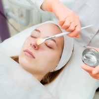 Review Lhala Peel, Treatment Viral untuk Kulit Glowing Tanpa Downtime