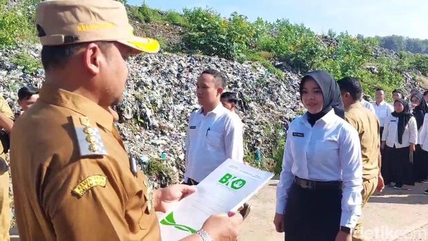 Suasana upacara penyerahan SK CPNS formasi tahun 2024 di TPA Pesalakan, Pemalang, Senin (5/5/2025).