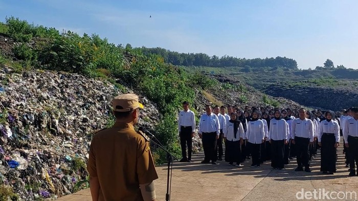 Suasana upacara penyerahan SK CPNS formasi tahun 2024 di TPA Pesalakan, Pemalang, Senin (5/5/2025).