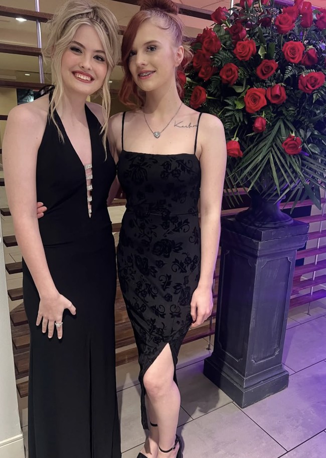 Tak hanya baju, Dannielynn bahkan menirukan gaya rambut ibunya. Dia pun tampil dengan riasan wajah yang persis seperti Anna Nicole. Tampak kemiripan antara Anna Nicole dan putrinya itu.  Foto: dok. Instagram @larryanddannielynn