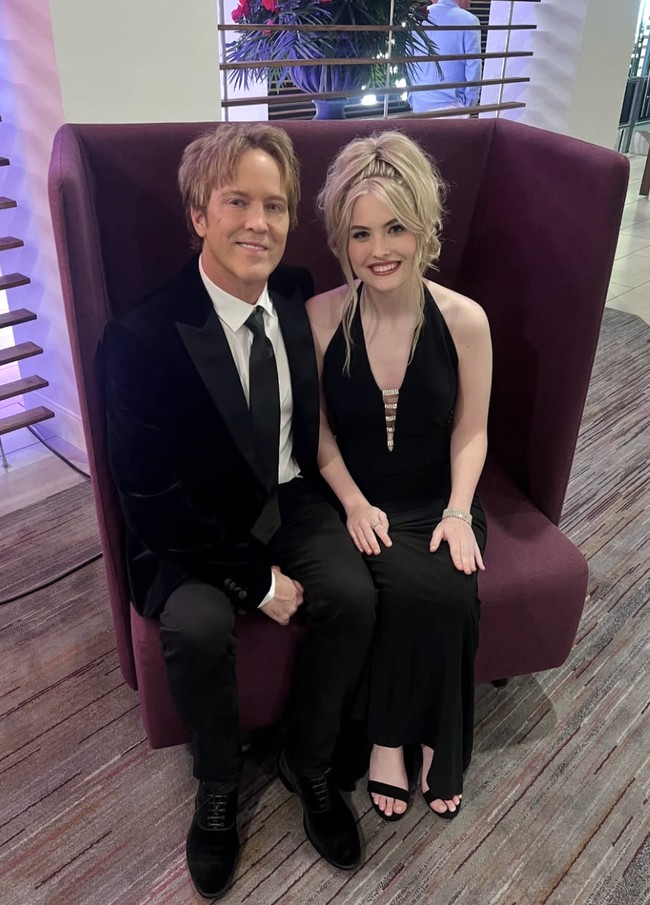 Menjelang acara pacuan kuda Kentucky Derby 2025, Dannielynn  dan ayahnya, Larry Birkhead menghadiri Barnstable Brown Gala. Gaun hitam sepanjang lantai tersebut memiliki garis leher yang rendah dan tali berhiaskan kristal di seluruh bagian korset.  Foto: dok. Instagram @larryanddannielynn