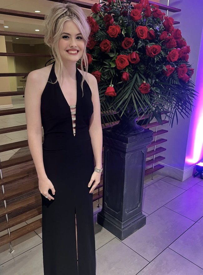 Dannielynn mengatakan bahwa momen red carpet bersama sang ayah terasa berarti. Bukan karena acara pesta tersebut, melainkan busana yang dia pakai yang mengingatkannya pada sang ibu. Foto: dok. Instagram @larryanddannielynn