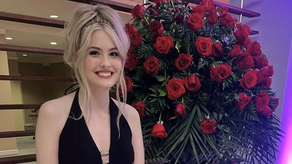 Foto: Putri Mendiang Model Playboy Pakai Baju Ibunya 21 Tahun Lalu