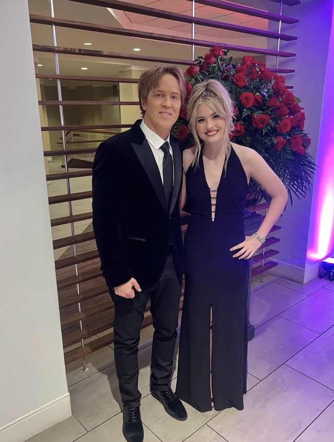 Dannielynn Birkhead menghormati mendiang ibunya, Anna Nicole Smith, yang merupakan model Playboy legendaris, dengan cara unik. Gadis 18 tahun itu mengenakan gaun sang ibu, di mana pernah dipakai Anna Nicole Smith 21 tahun lalu.  Foto: dok. Instagram @larryanddannielynn