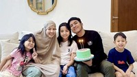 Kehangatan keluarga Desta Mahendra dan Natsha Rizky tak pernah luntur meski sudah bercerai. Keduanya masih merayakan setiap ulang tahun anaknya bersama-sama. Foto: Instagram/desta80s