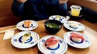 Pada beberapa kesempatan, Desta seolah menutupi kegiatan liburan bersama keluarganya. Seperti mengunggah fotonya sendiri saat makan sushi padahal pergi ke Jepang bersama Natasha Rizky. Foto: Instagram/desta80s