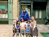 Desta Mahendra Masih Kompak Kulineran Bareng Natasha Rizky