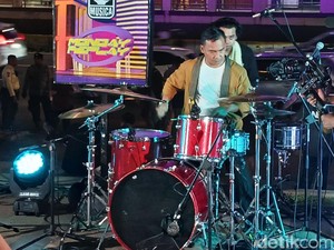 Menteri Wihaji Pamer Skill Drum di detikSore On Location