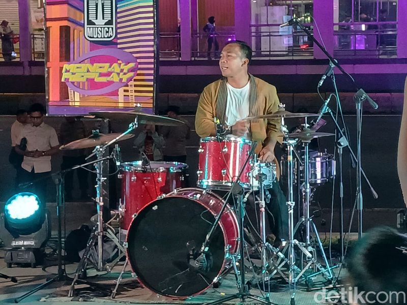 Menteri Kependudukan dan Pembangunan Keluarga, Wihaji, hadir di detikSore On Location yang digelar di Sarinah, Jakarta Pusat pada Senin (5/5/2025). Dalam kesempatan itu Wihaji menunjukkan kebolehannya main drum.