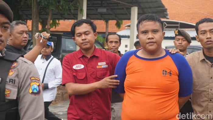 Dicky Firman Rizard jaksa gadungan saat dikeler di Mapolres Jombang