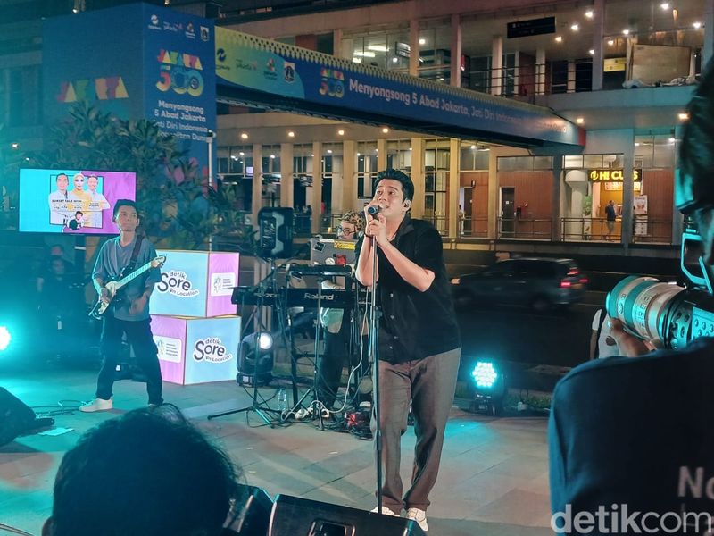 Difki Khalif jadi penampilan penutup acara detikSore on Location yang berlokasi di Sarinah, Jakarta Pusat, pada Senin (5/5/2025).