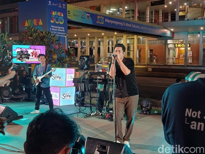 Difki Khalif jadi penampilan penutup acara detikSore on Location yang berlokasi di Sarinah, Jakarta Pusat, pada Senin (5/5/2025).