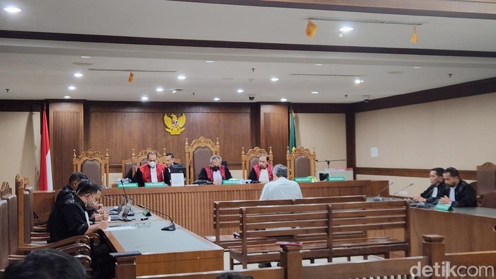 Direktur Operasional PT Timah Tbk Alwin Albar divonis 10 tahun penjara. (Adrial/detikcom).