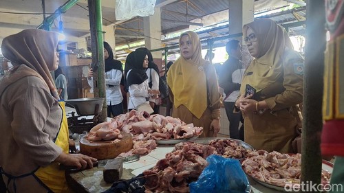 Disdag Kota Mataram melakukan sidak di Pasar Dasan Agung, Selaparang, Kota Mataram, Senin (5/5/2025).