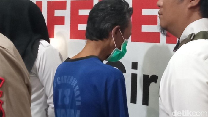 DS, pelaku pencabulan terhadap anak kandung yang masih di bawah umur.