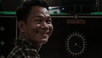 Terdakwa selaku penyandang tunadaksa I Wayan Agus Suartama alias Agus Buntung tersenyum kepada awak media sebelum menjalani sidang tuntutan kasus pelecehan seksual di Pengadilan Negeri Mataram, NTB, Senin (5/5/2025).