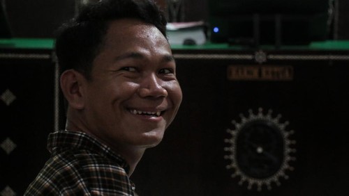 Petugas kepolisian mengawal terdakwa selaku penyandang tunadaksa I Wayan Agus Suartama alias Agus Buntung (kiri) berjalan menuju mobil tahanan usai menjalani sidang tuntutan kasus pelecehan seksual di Pengadilan Negeri Mataram, NTB, Senin (5/5/2025). Jaksa penuntut umum menuntut agar hakim menjatuhkan pidana hukuman 12 tahun penjara dan denda Rp100 juta subsider 3 bulan kurungan pengganti dengan mempertimbangkan jumlah korban yang lebih dari satu orang dan terdakwa Agus Buntung tidak mengakui dan menyesali perbuatannya. ANTARA FOTO/Dhimas Budi Pratama/sgd/foc.