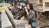 Eriska Nakesya perempuan kelahiran 1996. Eriska dikaruniai seorang anak perempuan bernama Zaenab Alexander dari pernikahannya dengan Young Lex. Eriska dan Zaenab lebih cocok seperti kakak-adik ya? Foto: dok. Instagram Eriska Nakesya