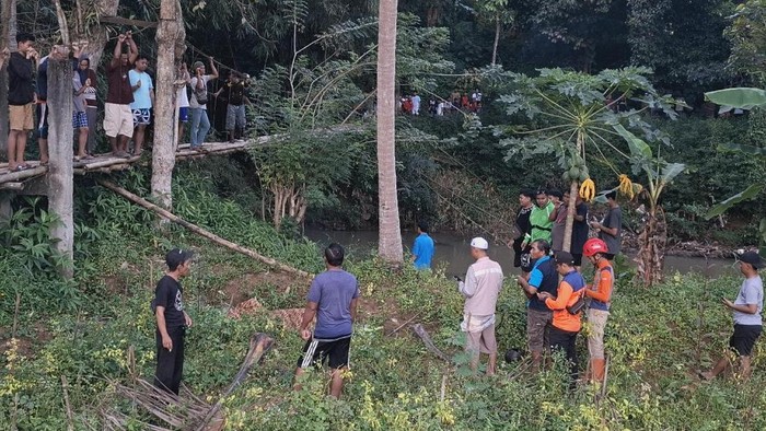 Evakuasi bocah tenggelam di Sungai Cileueur Ciamis.