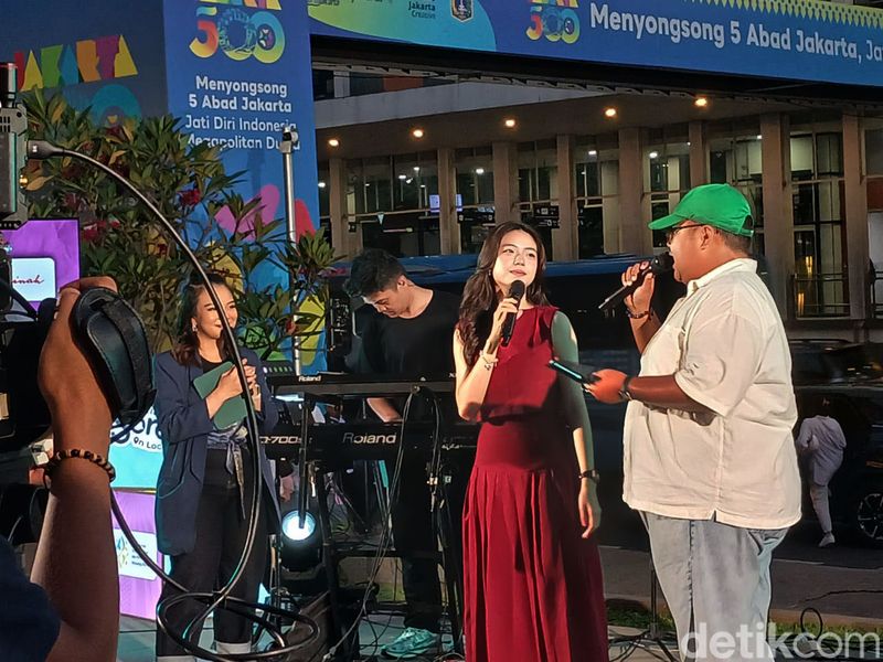 Faith Christabelle tampil bergaun merah di acara detikSore On Location. Acara detikcom ini digelar di Anjungan Sarinah, Jakarta Pusat pada Senin (5/5/2025) sore.