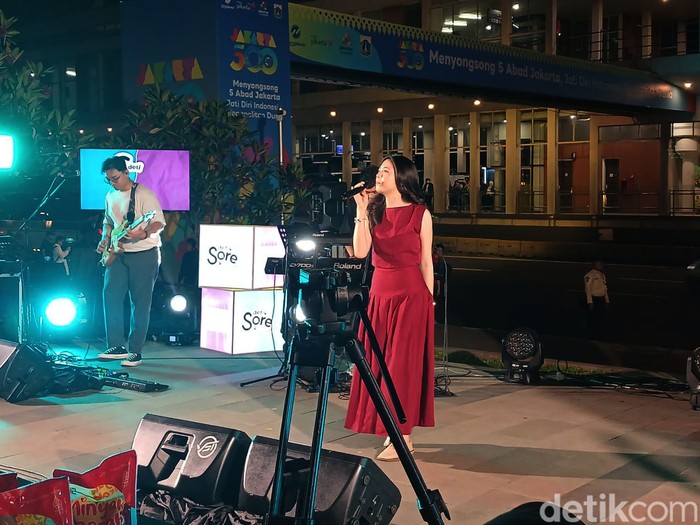 Faith Christabelle Faith Christabelle tampil bergaun merah di acara detikSore On Location. Acara detikcom ini digelar di Anjungan Sarinah, Jakarta Pusat pada Senin (5/5/2025) sore.