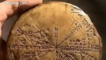 Ditemukan pada akhir abad ke-19 di perpustakaan bawah tanah Raja Ashurbanipal di Nineveh, Irak, pada awalnya dianggap sebagai milik Asyur. Namun, analisis komputer telah mengungkapkan bahwa prasasti tersebut sesuai dengan langit di atas Mesopotamia pada tahun 3300 SM, yang membuktikan asal usulnya dari Sumeria. Dikenal sebagai Astrolabe, prasasti ini merupakan instrumen astronomi tertua yang diketahui, yang menampilkan bagan bintang berbentuk cakram yang tersegmentasi dengan pengukuran sudut yang tertulis di tepinya. Foto: Boredpanda