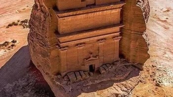 Di Bentang Alam Gurun Timur Laut Arab Saudi Anda Akan Menemukan Qasr Al-Farid Alias “Istana Kesepian”. Dibangun Pada Abad Pertama Masehi Foto: Boredpanda