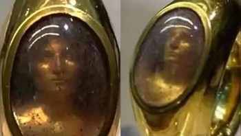 Artefak yang sangat indah ini menampilkan kristal batu yang diukir dengan sangat rumit untuk menggambarkan putranya, Titus Carvilius Gemello. Ukiran di bagian belakang kristal tersebut dengan terampil memanipulasi cahaya, menciptakan efek holografik yang membuat gambar tersebut tampak sangat nyata. Sekarang disimpan di Museo Archeologico Nazionale di Palestrina, karya ini memamerkan teknik artistik dan keterampilan canggih dari orang-orang Romawi kuno.Foto: Boredpanda