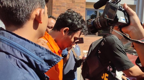 Galuh Widiasmoro (27), pembunuh wanita driver online yang jasadnya ditemukan di dalam mobil Jalan Kerta Dalam, Desa Sidakarya, Denpasar, dihadirkan saat konferensi pers di Polresta Denpasar, Senin (5/5/2025). (Firizqi Irwan/detikBali)