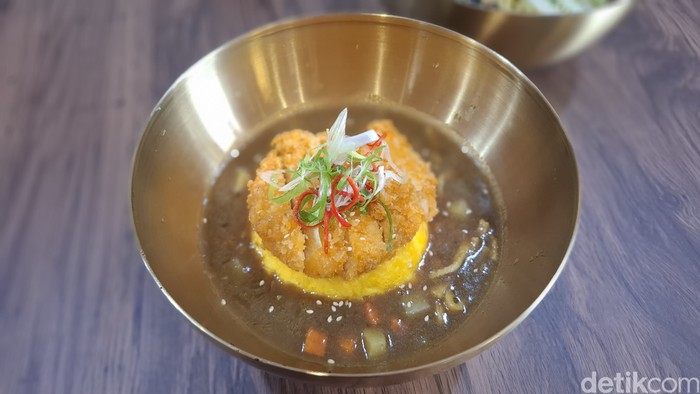 Gangnom: Serunya Makan Omurice Ditemani Anjing Bichon di Kafe Korea