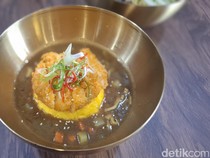Gangnom: Serunya Makan Omurice Ditemani Anjing Bichon di Kafe Korea