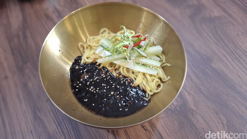Gangnom: Serunya Makan Omurice Ditemani Anjing Bichon di Kafe Korea