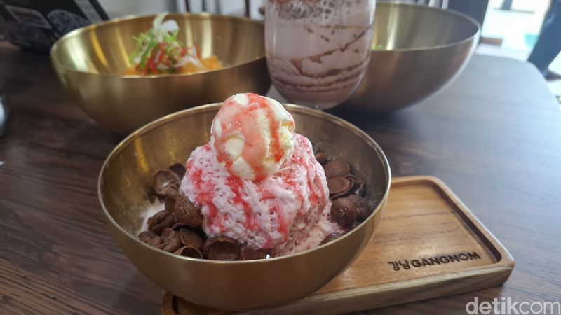 Gangnom: Serunya Makan Omurice Ditemani Anjing Bichon di Kafe Korea