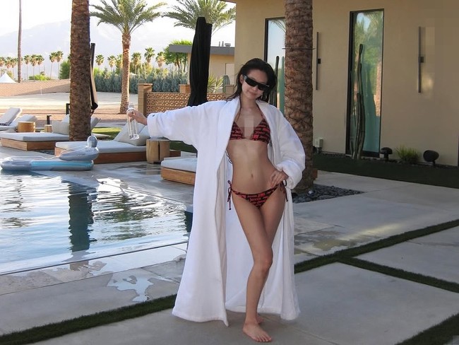 Untuk melengkapi penampilannya, Jennie BLACKPINK memilih bathrobe berwarna putih dengan logo ikonik brand Chrome Hearts seharga $1,500 atau Rp 24 jutaan. Foto: dok. Instagram @2000.archives