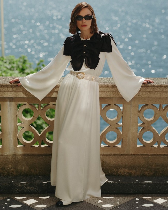 Para muse dan ambassador Chanel berkumpul di Lace Como, Italia, untuk menyaksikan perilisan koleksi terbaru rumah mode asal Prancis ini. Salah satunya Keira Knightley yang mengenakanmaxi dress ivory dengan aksen kontras berupa pita hitam. Ikat pinggang mutiara mengaksentuasi siluet tubuhnya yang ramping. Foto: Instagram/@chanel