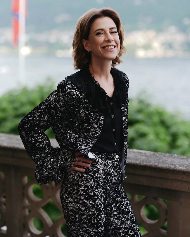 Aktris Fernanda Torres mengenakan setelan silver-hitam, dengan aksen ruffle di bagian kerah yang memberi kesan feminin. Foto: Instagram/@chanel