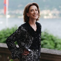 Aktris Fernanda Torres mengenakan setelan silver-hitam, dengan aksen ruffle di bagian kerah yang memberi kesan feminin. Foto: Instagram/@chanel