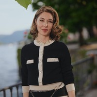 Sutradara Sofia Coppola menonjolkna gaya Parisian chic dengan setelan rajut berupa cardigan dan rok midi yang dipermanis aksen list warna beige. Foto: Instagram/@chanel
