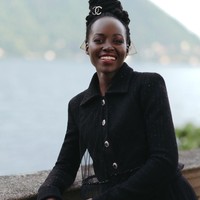 Aktris Lupita Nyong’o tampil chic sekaligus elegan dengan setelan serba hitam, berupa jaket tweed yang ikonik serta rok tulle transparan. Bintang film ‘Black Panther’ ini melengkapi busananya dengan kacamata hitam dan headpiece berlogo CC di rambut. Foto: Instagram/@chanel